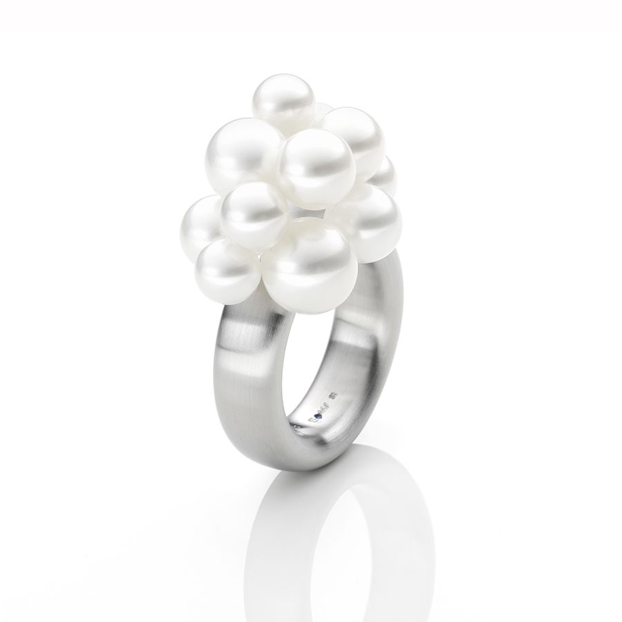 Een stalen ring Schmuckwerk model Wolken. Ovale ring 6mm breed met 12 parels 5-8 mm.